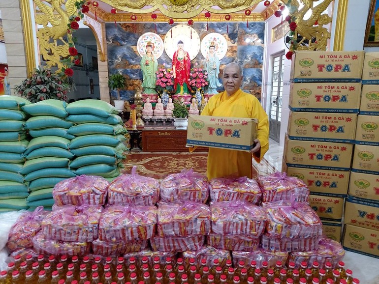 Hòa thượng Thích Huệ Minh đang chuẩn bị các phần quà