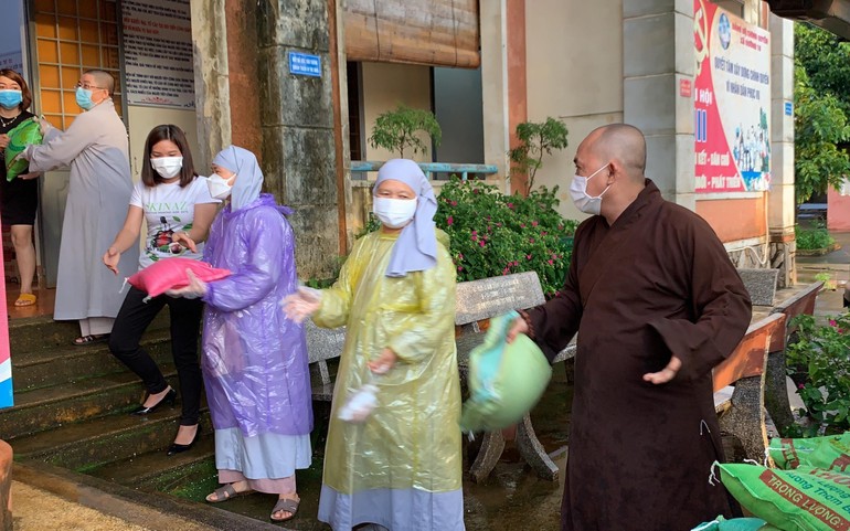 Ban Trị sự Phật giáo huyện Bù Đăng vận chuyển quà đến cho người dân