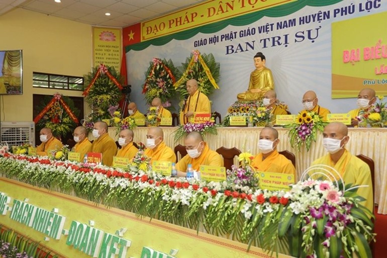 Chư tôn đức chứng minh và Chủ tọa đoàn tại Đại hội đại biểu Phật giáo huyện Phú Lộc, nhiệm kỳ 2021-2026