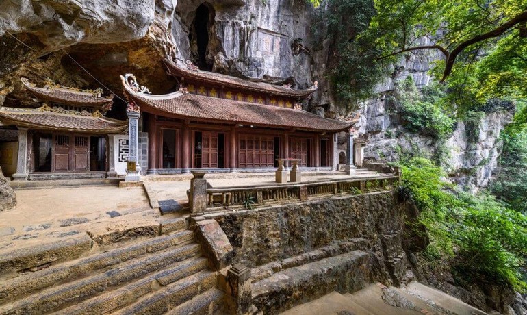 Chùa Bích Động, một ngôi chùa cổ được xây dựng trên dãy núi đá vôi Trường Yên thuộc xã Ninh Hải, huyện Hoa Lư, tỉnh Ninh Bình