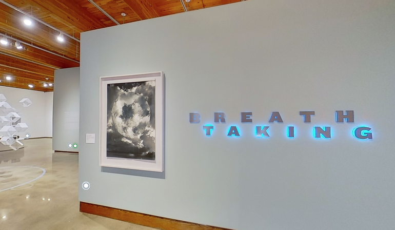 Cuộc triển lãm các bản vẽ, hình ảnh, tác phẩm điêu khắc và video được trưng bày tại Bảo tàng Nghệ thuật New Mexico ở Santa Fe