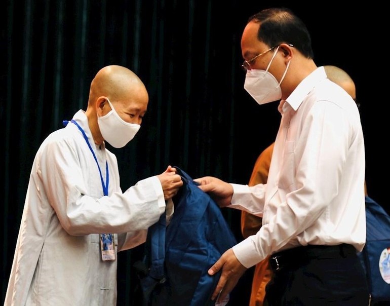 Phó Bí thư Thành ủy Nguyễn Hồ Hải trao vật dụng và trang thiết bị thiết yếu đảm bảo an toàn cho các tình nguyện viên Phật giáo