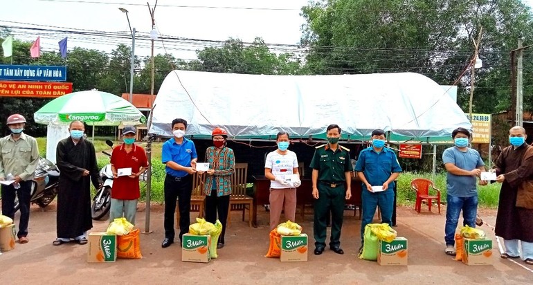 Người dân gặp khó trong đại dịch tại xã Tân Lợi (huyện Đồng Phú) đón nhận những phần quà 