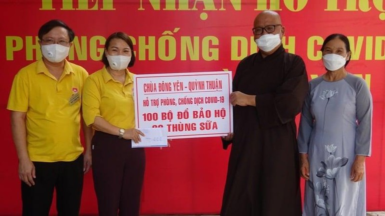  Chùa Đông Yên hỗ trợ vật tư y tế đến lực lượng tuyến đầu tại huyện Quỳnh Lưu