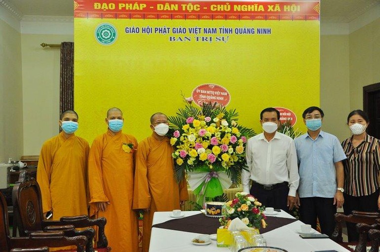 Đoàn Ủy ban MTTQVN tỉnh Quảng Ninh tặng hoa và quà chúc mừng đến Ban Trị sự GHPGVN tỉnh - Ảnh: TĐH