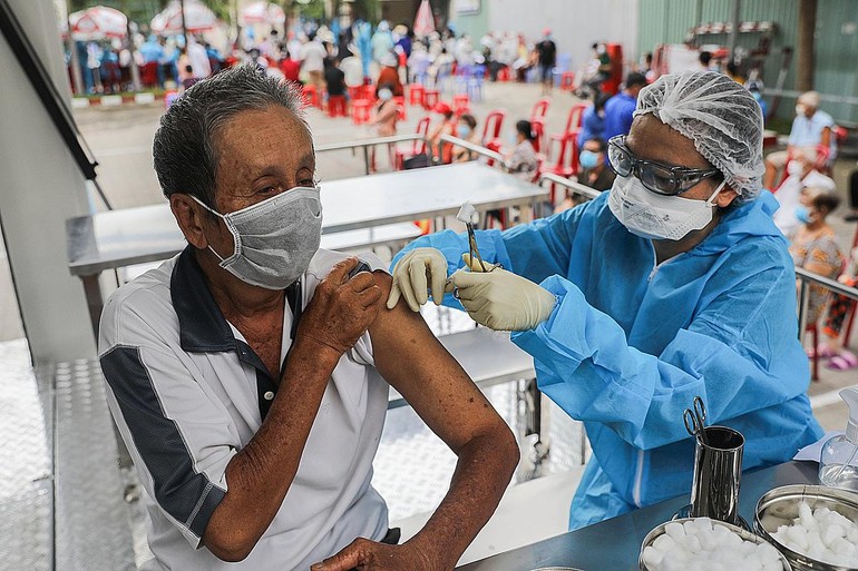 Người dân tiêm trên xe tiêm vắc-xin lưu động ở quận Gò Vấp, TP HCM ngày 14-8 - Ảnh: Quỳnh Trần