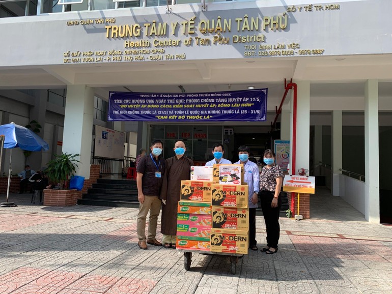 Đại đức Thích Chỉnh Độ, trụ trì chùa Pháp Vân tặng quà đến Bệnh viện quận Tân Phú