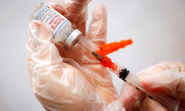 Nhân viên y tế chuẩn bị một liều vắc-xin Covid-19 của Moderna tại một điểm tiêm chủng ở TP.New York, Mỹ - Ảnh: Reuters