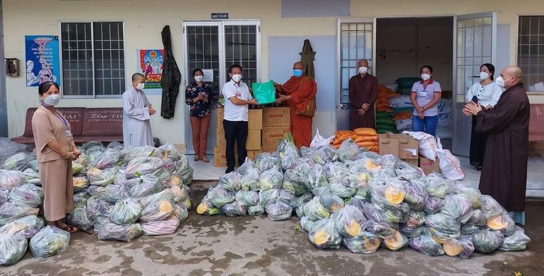 Chương trình từ thiện "San sẻ yêu thương" Phật giáo tỉnh Cà Mau trao quà tại UBND phường 4, TP.Cà Mau