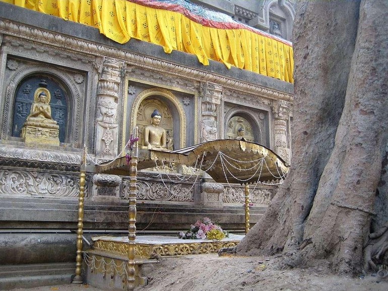 Tòa Kim Cang thứ nhất đặt cạnh cây bồ-đề và tháp Đại Giác gắn với sự kiện Thành đạo của Đức Phật