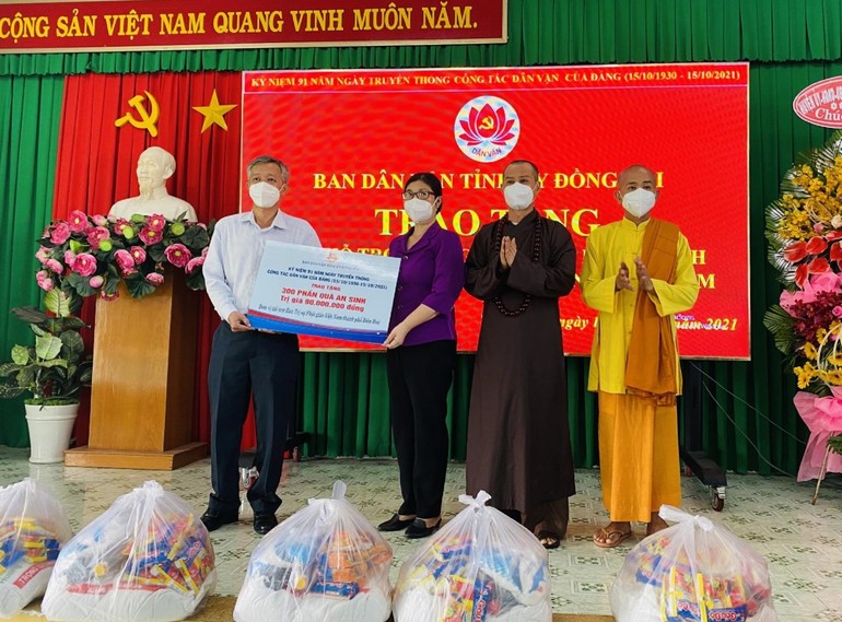 Ban Trị sự Phật giáo TP.Biên Hòa trao 300 phần quà an sinh tại huyện Trảng Bom