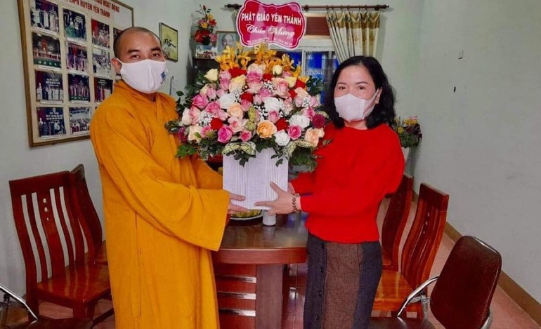 Đại đức Thích Tuệ Minh tặng hoa chúc mừng đến Hội Liên hiệp Phụ nữ huyện Yên Thành
