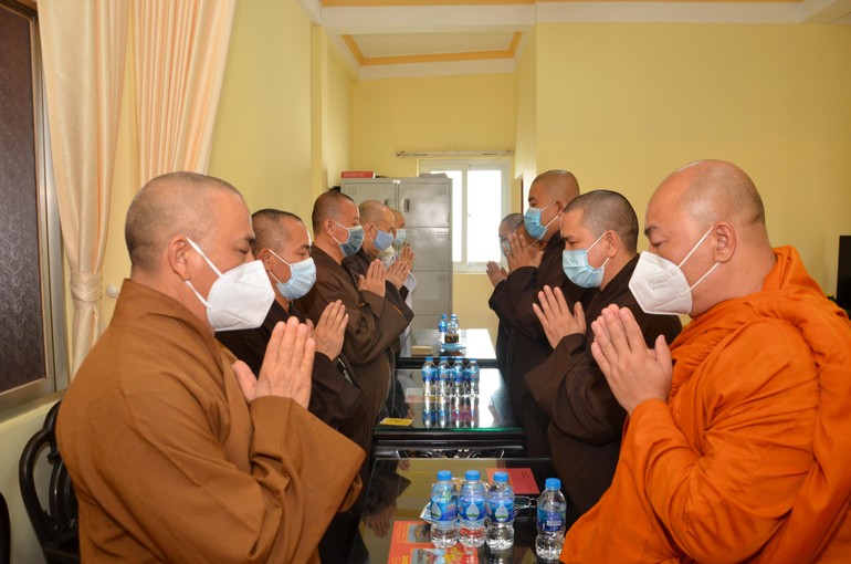 Chư tôn đức Thường trực Ban Trị sự Phật giáo quận Bình Thạnh niệm Phật cầu gia bị trước khi tiến hành phiên họp
