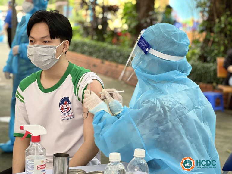 Nhân viên y tế tiêm vắc-xin phòng Covid-19 cho học sinh