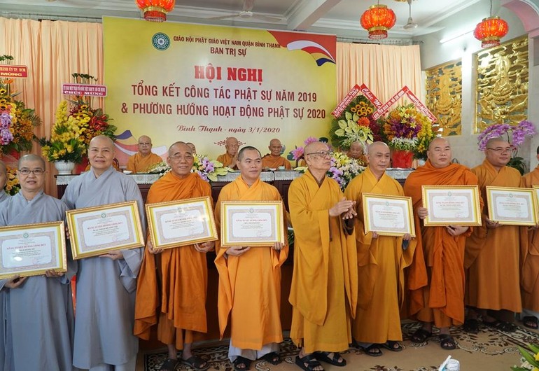 Ban Trị sự GHPGVN TP.HCM trao Bằng tuyên dương công đức tại Hội nghị tổng kết công tác Phật sự quận năm 2019