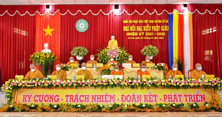 Chư tôn đức chứng minh, chủ tọa đoàn Đại hội đại biểu Phật giáo huyện Cờ Đỏ 2021-2026