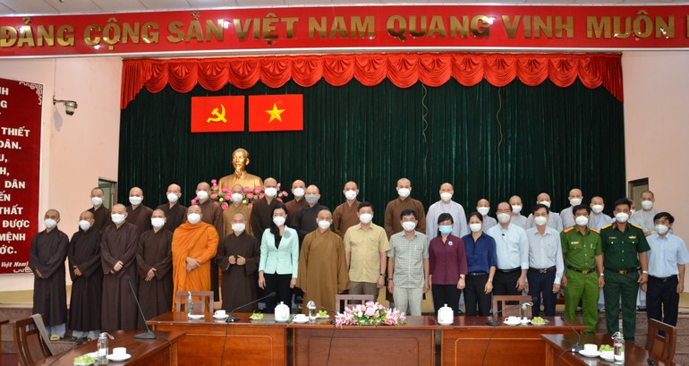 Chư tôn đức tân Ban Trị sự Phật giáo quận Bình Thạnh và lãnh đạo quận nhà