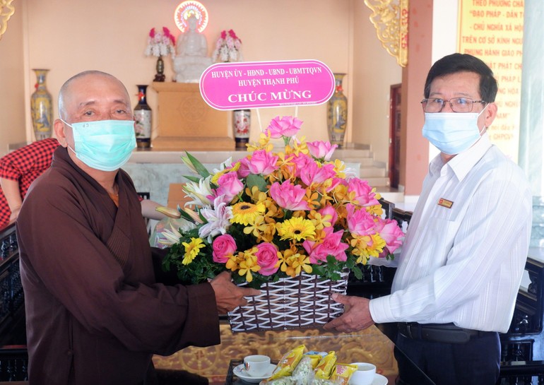 Thượng tọa Thích Thiện Hạnh đón nhận lẵng hoa chúc mừng từ lãnh đạo huyện Thạnh Phú, tỉnh Bến Tre