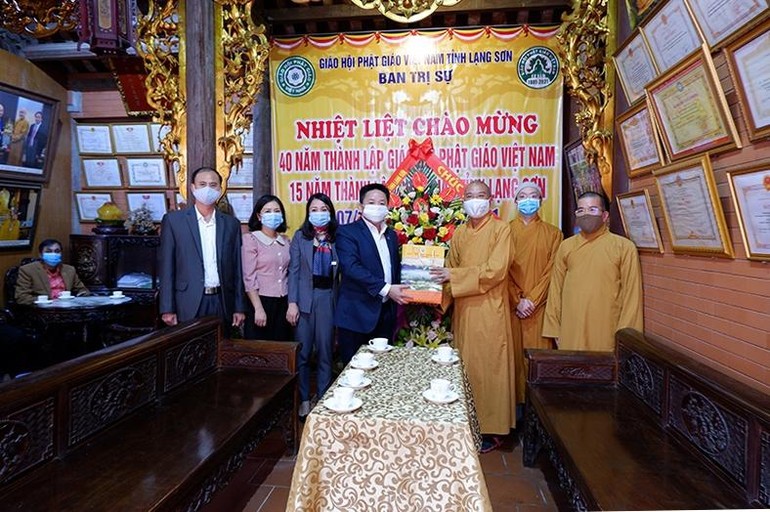 Đoàn lãnh đạo tỉnh Lạng Sơn tặng hoa, quà chúc mừng Kỷ niệm 40 năm thành lập GHPGVN và 15 năm thành lập Phật giáo tỉnh Lạng Sơn