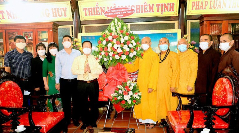 Ban Tôn giáo tỉnh Bình Dương tặng hoa và quà chúc mừng đến Ban Trị sự GHPGVN tỉnh
