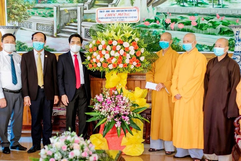 Ông Lê Văn Dũng, Phó Bí thư Thường trực Tỉnh ủy Quảng Nam tặng lẵng hoa chúc mừng đến Ban Trị sự Phật giáo tỉnh tại chùa Đạo Nguyên (TP.Tam Kỳ)