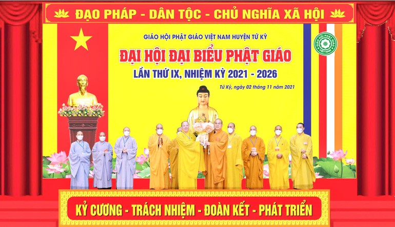Thượng tọa Thích Thanh Vân tặng hoa chúc mừng tân Ban Trị sự GHPGVN huyện Tứ Kỳ nhiệm kỳ 2021-2026