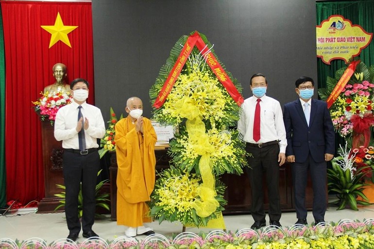 Ông Nguyễn Quốc Tuấn, Phó Chủ tịch Hội đồng Nhân dân tỉnh Thừa Thiên Huế cùng các ban ngành tặng hoa chúc mừng