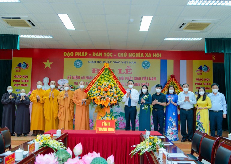 Lãnh đạo tỉnh Thanh Hóa tặng hoa chúc mừng đến Ban Trị sự Phật giáo tỉnh nhân Đại lễ Kỷ niệm 40 năm thành lập GHPGVN