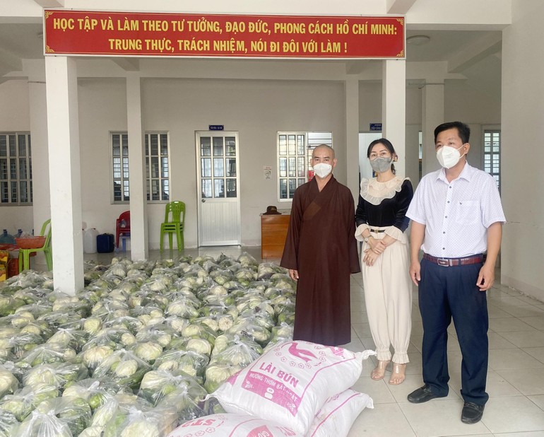 Đại đức Thích Tâm Trí và bà Phan Thị Vi Vân bàn giao 200 phần quà đến UBND phường Lạc Đạo để tặng bà con khu phong tỏa