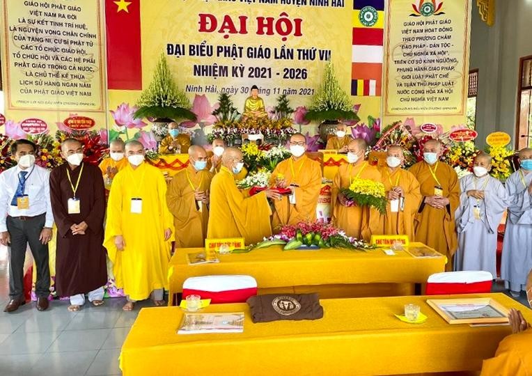 Tân Ban Trị sự Phật giáo huyện Ninh Hải nhiệm kỳ 2021-2026 ra mắt tại đại hội và nhận hoa chúc mừng