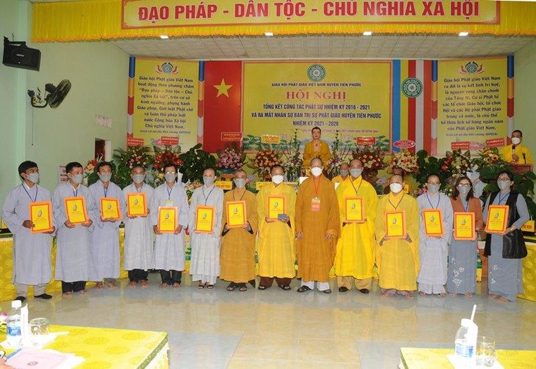 Tân Ban Trị sự Phật giáo huyện Tiên Phước nhiệm kỳ 2021-2026 nhận quyết định chuẩn y nhân sự do Hòa thượng Thích Thiện Thành ấn ký