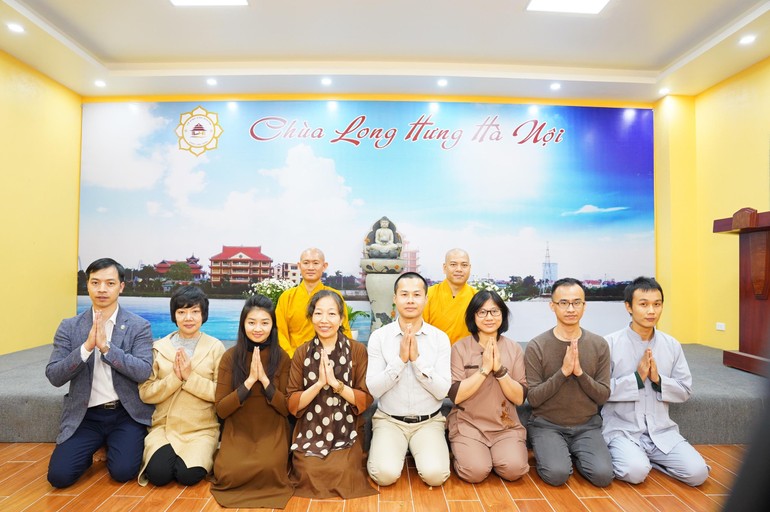 Các học viên tham dự khóa thiền Vipassana tại chùa Long Hưng