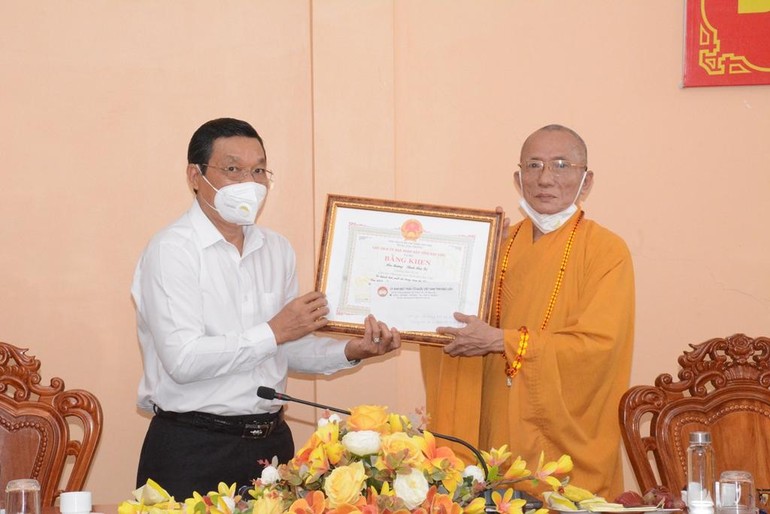 Hòa thượng Thích Huệ Trí, Trưởng ban Trị sự Phật giáo tỉnh Bạc Liêu nhận Bằng khen có thành tích xuất sắc trong công tác phụng sự “Đạo pháp - Dân tộc” 