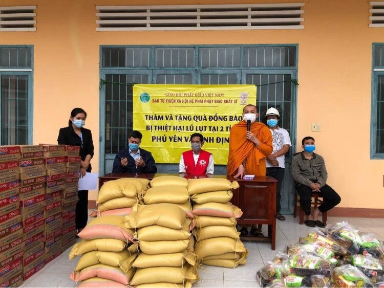 Ban Từ thiện xã hội Hệ phái Phật giáo Khất sĩ tặng quà cho bà con bị thiệt hại sau lũ lụt