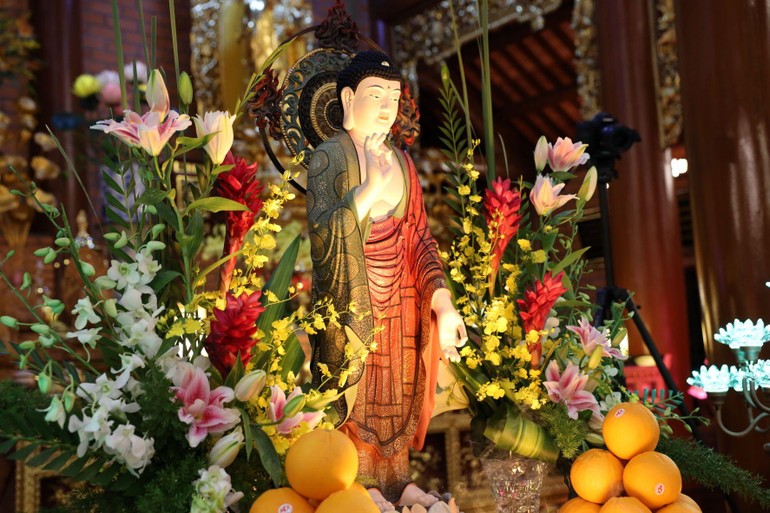 Tôn tượng Đức Phật A Di Đà tại chùa Thiên Quang