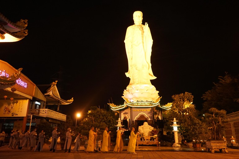 Chư Tăng và Phật tử chùa Bà Đa kinh hành quanh tôn tượng Đức Phật A Di Đà