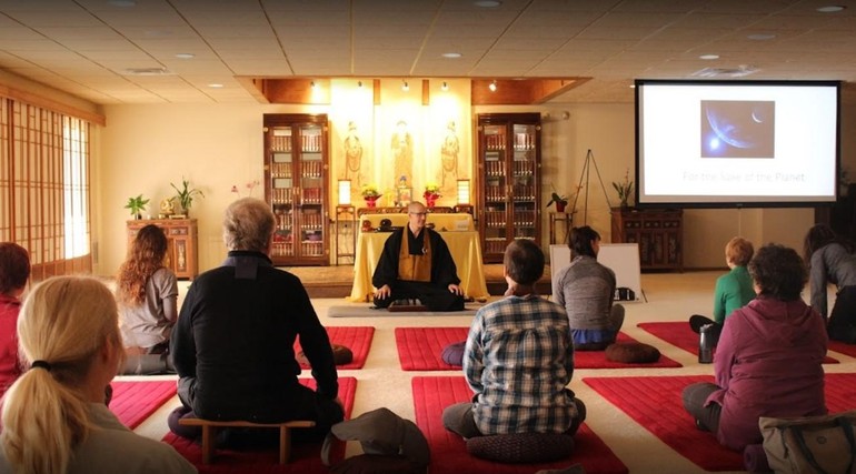 Thiền sư Daishin Eric McCabe đang hướng dẫn thiền cho các Phật tử tại địa phương