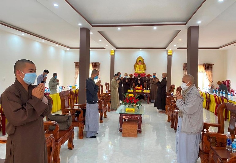 Chư tôn đức niệm Phật cầu gia hộ trước khi tiến hành phiên họp