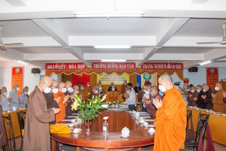Chư tôn đức niệm Phật cầu gia hộ trước phiên họp