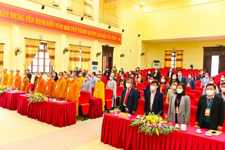 Chư Tăng Ni, Phật tử, đại biểu chính quyền thực hiện nghi thức chào Quốc kỳ, Đạo kỳ trước khi vào đại hội chính thức