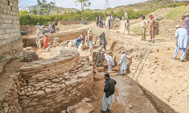 Các nhà khảo cổ học đang khai quật ngôi chùa cổ tại Bazira, Pakistan