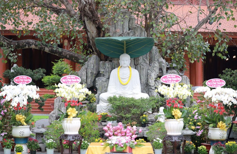 Lễ Phật thành đạo tại chùa Thiên Quang