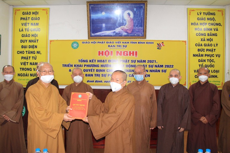 Trao quyết định chuẩn y nhân sự Ban Trị sự Phật giáo cấp huyện nhiệm kỳ 2021-2026