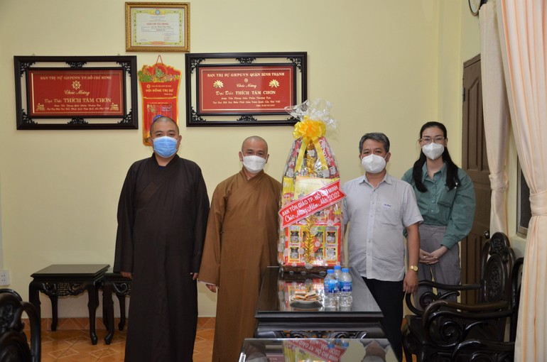 Ban Tôn giáo TP.HCM chúc Tết đến Ban Trị sự Phật giáo quận Bình Thạnh