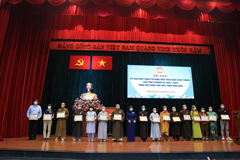 Chư Tăng Ni Phật giáo quận Bình Thạnh nhận khen thưởng trong hội nghị