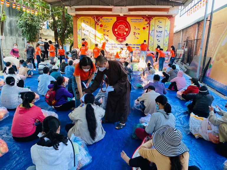Đoàn từ thiện chùa Phúc Lâm trao quà Tết đến Hội Người mù ở các huyện trên địa bàn tỉnh Đồng Nai