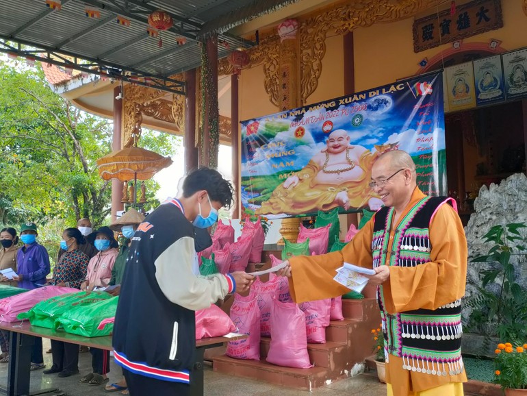 Tổ đình Đức Bổn A Lan Nhã tặng 850 phần quà Tết đến bà con nghèo huyện Bù Đăng