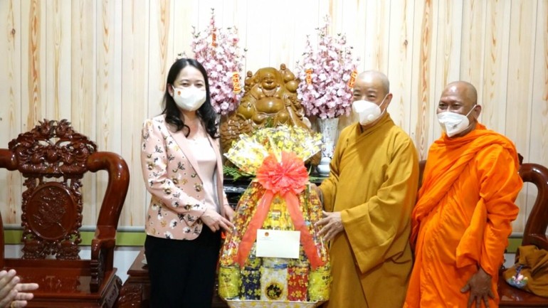 Phó Chủ tịch nước Võ Thị Ánh Xuân thăm, chúc Tết Ban Trị sự Phật giáo tỉnh Trà Vinh, chiều 19-1