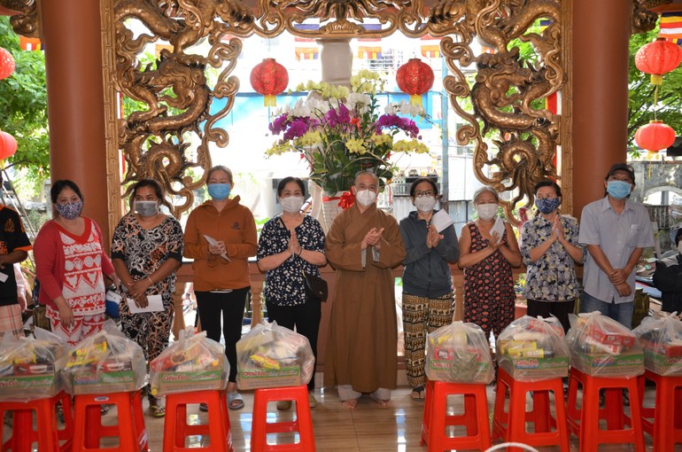 Thượng tọa Thích Tâm Chơn, Trưởng ban Trị sự Phật giáo quận Bình Thạnh trao quà đến các hộ nghèo tại Chơn Đức thiền viện