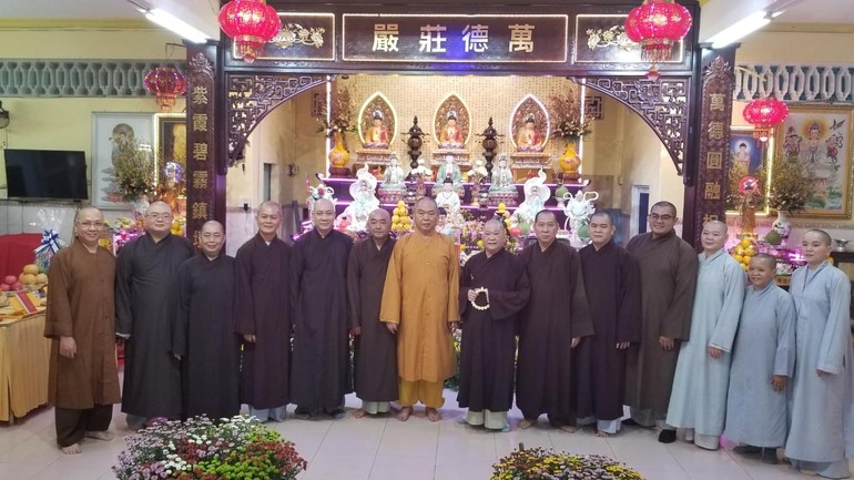 Ban Trị sự Phật giáo quận 8 chụp ảnh lưu niệm nhân buổi họp mặt đầu Xuân Nhâm Dần
